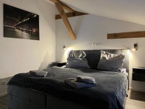 A bed or beds in a room at FEWO Hoppegarten