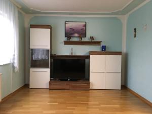 uma sala de estar com uma televisão de ecrã plano em Berta em Neunkirchen