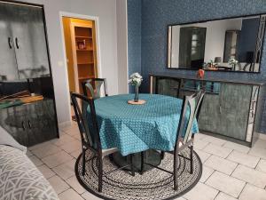 A kitchen or kitchenette at Grand T2 pour Déplacement professionnel, stage, famille-