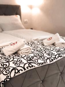 een bed met handdoeken erop bij Guesthouse Dabić in Zlatibor