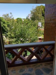 balcón con vistas al jardín y a los árboles en Departamentos El Colono PA 4 en Viedma