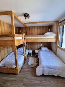 Zimmer mit Etagenbett und 2 Etagenbetten in der Unterkunft Chalet de charme avec terrasse, jardin et sauna extérieur in Chapelle-des-Bois