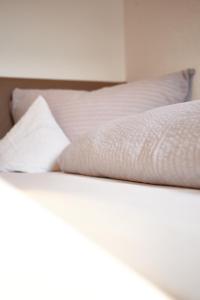 ザンクト・アントン・アム・アールベルクにあるHaus Sepp Gruberのベッドの上に座る白い枕2つ