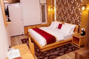Postel nebo postele na pokoji v ubytování HOTEL DEV CHHAYA