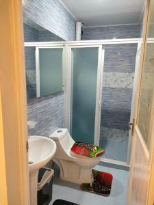 bagno con servizi igienici e lavandino di Lucky Swiss Transient House Alaminos - Entire House near Hundred Islands a Bolo