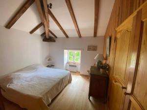 um quarto com uma cama e uma janela em Domaine de Montourley em Castets