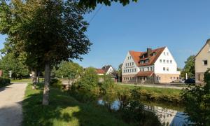 une rue dans une ville avec une rivière et des maisons dans l'établissement Hotel am Ludwigskanal, à Wendelstein