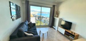 Μια τηλεόραση ή/και κέντρο ψυχαγωγίας στο Sea View Apartment