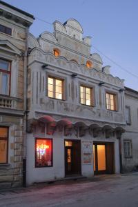 een gebouw met een bord in het raam bij Besidka in Slavonice
