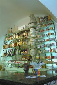 une chambre dotée d'un mur avec des étagères remplies d'alcool dans l'établissement Besidka, à Slavonice