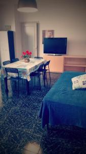 ガリポリにあるGallipoli Lido 8のテーブル、椅子、テレビが備わる客室です。