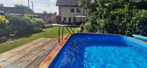 錫蓋特聖米克洛什的住宿－Vendégház az Evezőhöz，一个带木甲板的庭院内的游泳池