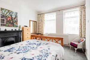 ロンドンにあるLovely Three Bedroomed House, Parking 2 Carsのベッドルーム(ベッド1台、暖炉、窓付) +23枚の写真