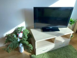 A television and/or entertainment centre at Cedar Lodge 3/4 Apartment Paradise