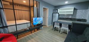 a small room with a kitchen and a living room at Yes Vancouver Flats in Corumbá