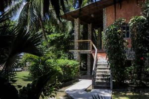 schody prowadzące do domu z roślinami w obiekcie Hotel Bahia Taitza w mieście San José