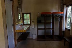 łazienka z 2 łóżkami piętrowymi i umywalką w obiekcie Hotel Bahia Taitza w mieście San José