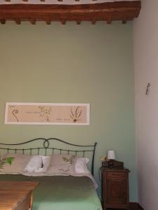 A bed or beds in a room at Pietra d'Acqua B&B in the woods
