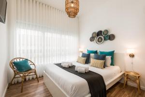 波多的住宿－Porto Essence，卧室配有一张蓝色色调的大型白色床。