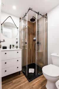 ポルトにあるPorto Essenceのバスルーム(シャワー、トイレ付)
