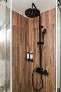 ポルトにあるPorto Essenceのバスルーム(黒いシャワーヘッド付きのシャワー付)が備わります。