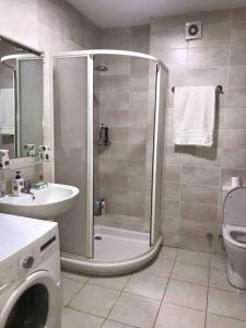 Ένα μπάνιο στο Spacious and comfy ski-in apartment w/balconies