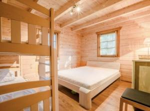 Klimatyczny domek z drewna nad morzem 객실 침대
