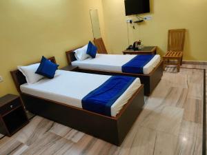 Ένα ή περισσότερα κρεβάτια σε δωμάτιο στο HOTEL SAKET PALACE