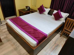 Postel nebo postele na pokoji v ubytování HOTEL SAKET PALACE