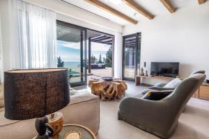 A television and/or entertainment centre at Luxury Villa Terra Promessa - Paxos