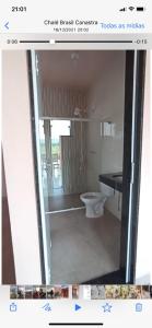 een foto van een badkamer met een toilet en een raam bij Chalés Cantin da Serra - Serra da Canastra/MG in São Roque de Minas