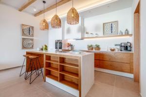 A kitchen or kitchenette at Luxury Villa Terra Promessa - Paxos