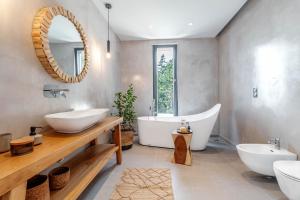 A bathroom at Luxury Villa Terra Promessa - Paxos