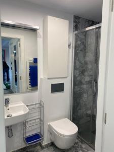 Bilik mandi di Apartamento centro de Dénia 1ra linea, vistas puerto y mar