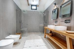 A bathroom at Luxury Villa Terra Promessa - Paxos