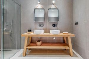 A bathroom at Luxury Villa Terra Promessa - Paxos