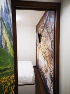 Tempat tidur dalam kamar di Cortina Comfort House