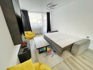 um quarto com uma cama e uma mesa em Perfect View Apartment em Sinaia
