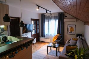ein Wohnzimmer mit einem Sofa und einem Tisch in der Unterkunft Sunrise Apartments in Niš