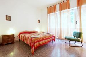 ローマにあるLabriola St Peter's House- Free parkingのベッドルーム1室(ベッド1台、椅子、窓付)