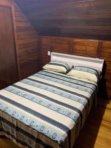Postel nebo postele na pokoji v ubytování Chalés Vô João