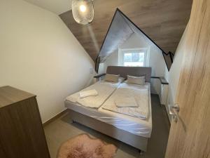 Posteľ alebo postele v izbe v ubytovaní Smeraldo Apartmanok Siófok + 37 fotografií