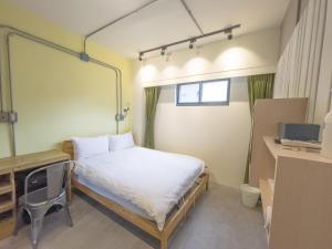 Säng eller sängar i ett rum på Tra旅宿