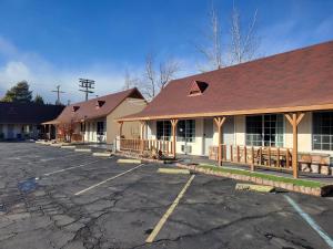 an empty parking lot in front of a building at Townhouse Motel in Bishop
