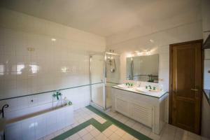 uma casa de banho com uma banheira, um lavatório e um espelho. em La Fonte, Umbria em Lugnano