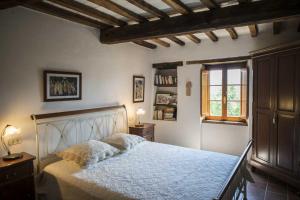 um quarto com uma cama e uma janela em La Fonte, Umbria em Lugnano