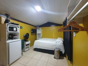 Habitación pequeña con cama y microondas. en Home Camping Tianguá 1,5 KM do Sítio do Bosco en Tianguá
