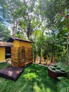 un patio trasero con una pequeña casa con un patio de césped en Home Camping Tianguá 1,5 KM do Sítio do Bosco en Tianguá