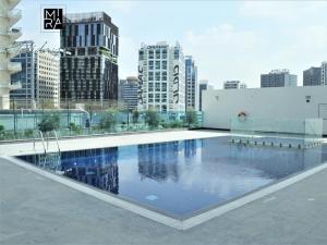 Bazén v ubytování Mira Holiday Homes - Lovely Studio in AG tower with free parking nebo v jeho okolí