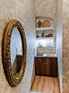 un baño con espejo y lavabo en Always Welcome, en Tiflis 69 fotos más